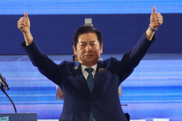 정청래 더불어민주당 신임 당대표가 2일 고양 킨텍스에서 열린 임시전국당원대회에서 당대표직 수락연설을 마친 뒤 인사하고 있다. 사진=연합