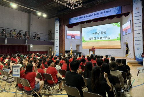 °æ±â¿Ü°í À°±¤Èñ ±³ÀåÀÌ 2025 GAFL IB English Summer Camp¿¡¼ Çлýµé¿¡°Ô Àλ縻À» Çϰí ÀÖ´Ù. »çÁø=°æ±â¿Ü°í