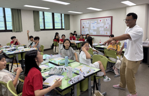 °æ±â¿Ü±¹¾î°íµîÇб³ ¡®2025 GAFL IB English Summer Camp¡¯¿¡¼ ¿ø¾î¹Î ±³»ç°¡ ¡®IB Learner Profile¡¯À» Ȱ¿ëÇÑ ¼ö¾÷À» ÁøÇàÇϰí ÀÖ´Â ¸ð½À. »çÁø=°æ±â¿Ü°í