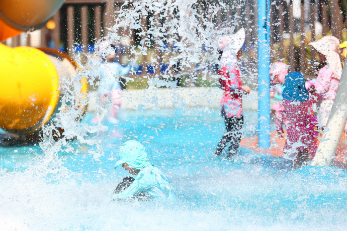 4일 의왕시 청계동에 위치한 가막들공원 물놀이장에서 아이들이 또래 친구들과 함께 즐거운 시간을 보내고 있다. 사진=의왕시청