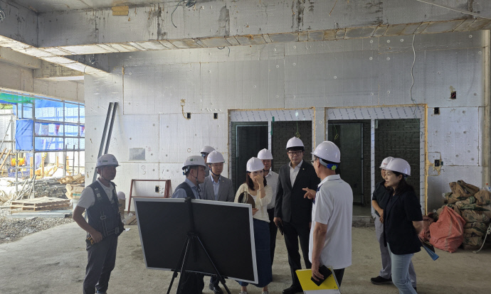 인천 서구의회 송승환 의장을 비롯한 의원들이 지난 1일 마전동 행정복지센터 공사 현장을 찾아 관계자들과 의견을 나누고 있다. 사진=서구의회