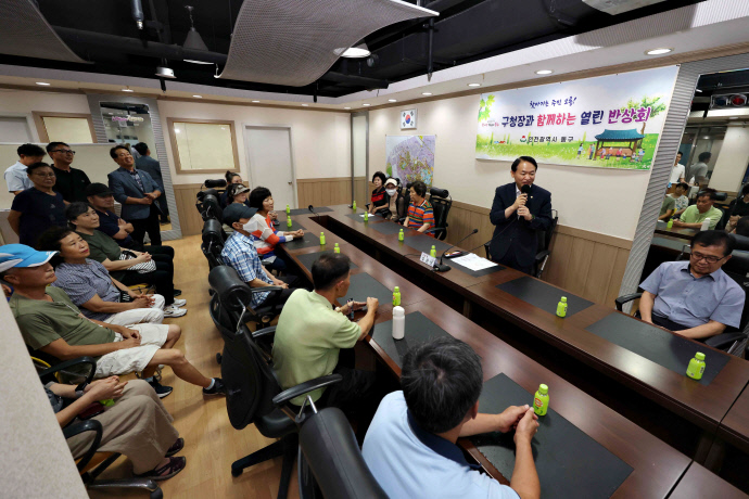 김찬진 인천 동구청장이 지난 1일 만석동 만석비치타운 주공아파트 입주자대회의실에서 열린 열린 반상회에서 인사말을 하고 있다. 사진=동구청