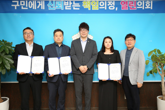 6일 인천 서구의회 의장실에서 진행된 입법법률 고문 위촉식에서 송승환(가운데) 의장과 고문들이 기념 촬영을 하고 있다. 사진=서구의회