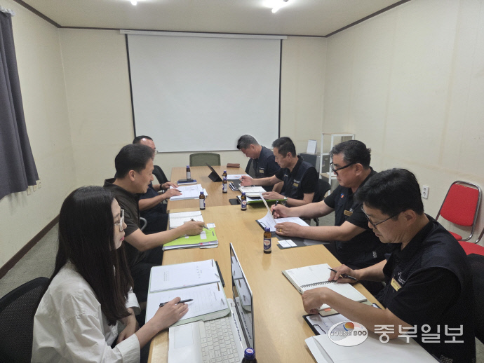 1일 오전 경기지역자동차노동조합과 평택의 한 운수회사 관계자들이 운수회사 회의실에서 임금체불 등에 대한 노사교섭을 진행했다. 사진=최진규기자