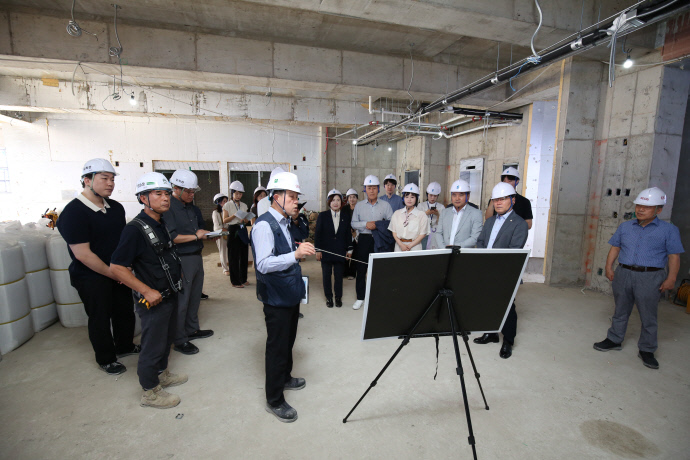 인천 서구의회 기획행정위원회 소속 의원들이 지난 7일 마전동 행정복지센터 신축공사 현장을 찾아 관계자로부터 설명을 듣고 있다. 사진=서구의회