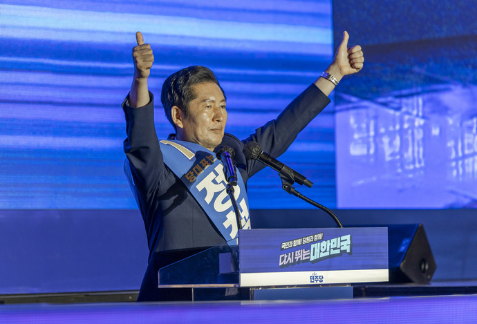 더불어민주당 정청래 당대표 후보가 2일 고양 킨텍스에서 열린 전국당원대회에서 정견발표를 하고 있다. 연합뉴스