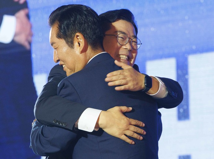 더불어민주당 정청래 신임 당대표가 2일 고양 킨텍스에서 열린 전국당원대회에서 선의의 경쟁을 펼쳤던 박찬대 후보와 포옹하고 있다. 연합뉴스