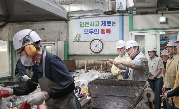 임병택 시흥시장이 여름철 폭염 속에서도 묵묵히 일하는 환경미화타운 근로자들의 안전과 근무 환경을 점검하기 위해 시흥시 정왕동에 위치한 시흥시환경미화타운을 방문하고 있다. 사진=시흥시청