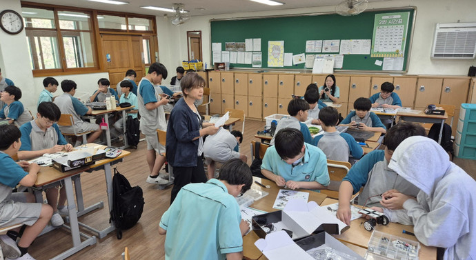 군포시청소년재단 군포시진로교육협력센터가 청소년들에게 진로 탐색과 현장교육을 실시하고 있는 모습.사진=군포시청소년재단