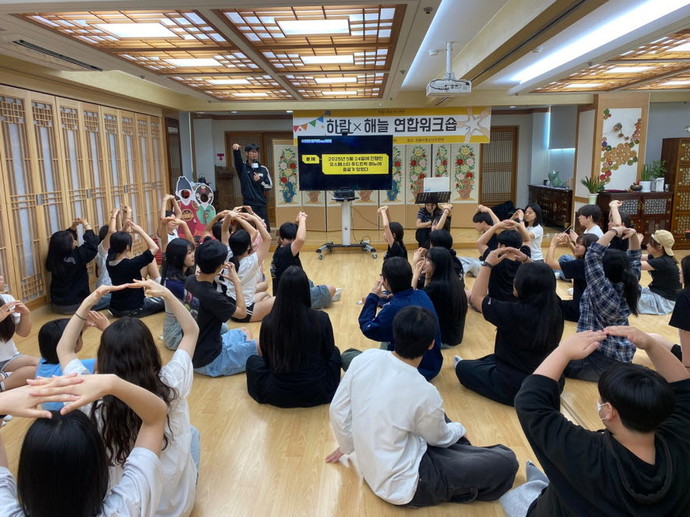 의왕시청소년재단 산하 의왕시청소년수련관은 자치기구 환경봉사단 ‘해늘’과 동아리연합회 ‘하람’ 소속 청소년 100여 명이 참여한 가운데 하계 연합 워크숍을 개최했다. 사진=의왕시청