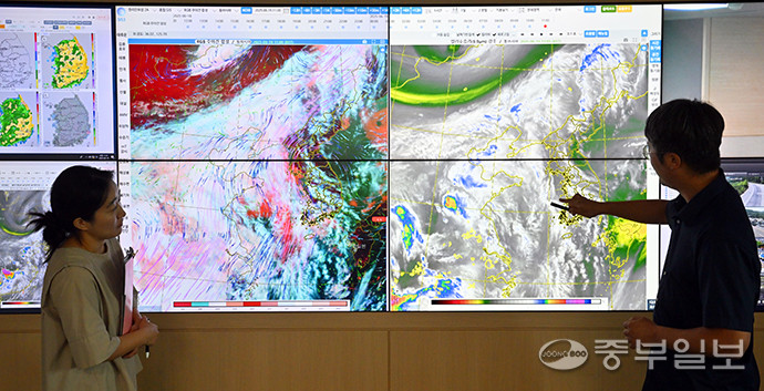 지난 6월 19일 오전 수원시 수도권기상청 예보과 상황실에서 관계자들이 장마철 한반도 주변의 기상위성구름을 사전분석하고 있다. 김경민기자