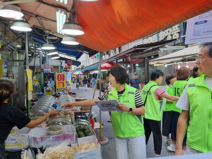 안양시 민생 소쿠리 특공대가 시장 등 골목상권에서 소비쿠폰 촉진 캠페인을 진행하고 있다.