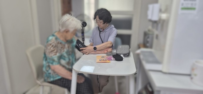 안양시 방문 건강관리 전담 간호사가 어르신의 건강을 확인하고 폭염 안전수칙을 설명하고 있다.