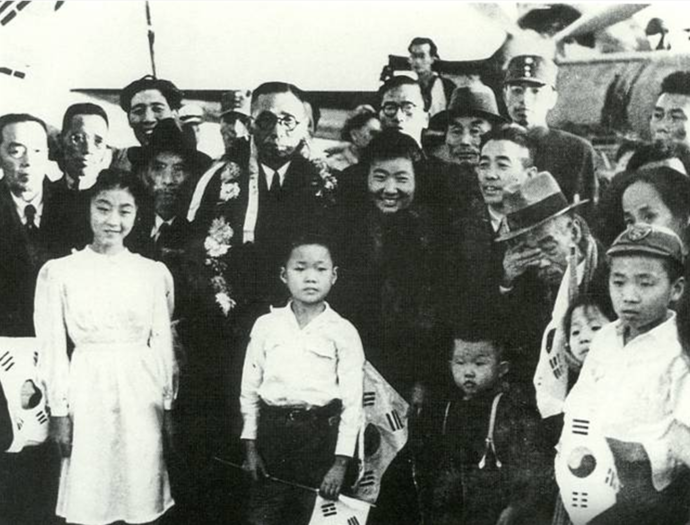 ▲ 대한민국 임시정부 요인들이 1945년 환국 전 상하이 공항에서 찍은 사진. 앞줄 가운데 태극기를 든 소년이 이종찬 광복회 회장. 사진=광복회