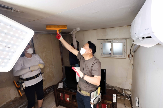 ▲ 김찬진 인천 동구청장이 지난 8일 만석동 주민자치회에서 실시한 사랑의 집수리 봉사활동에 참여해 직접 도배를 하고 있다. 사진=동구청