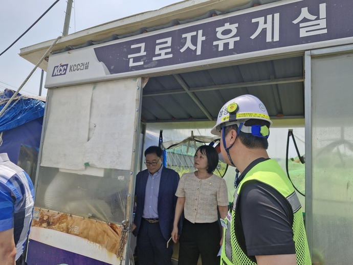 ▲ 김원진·김춘수 인천 서구의원이 지난달 25일 청라 사토장을 찾아 근로자 휴게실을 점검하고 있다.