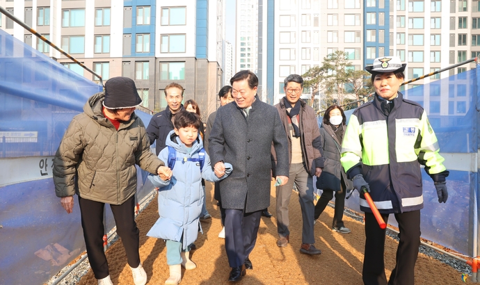 박승원 광명시장(가운데)이 지난 3월 임시 통학로를 통해 등교하는 학생의 등굣길에 동행하고 있다.   사진=광명시청