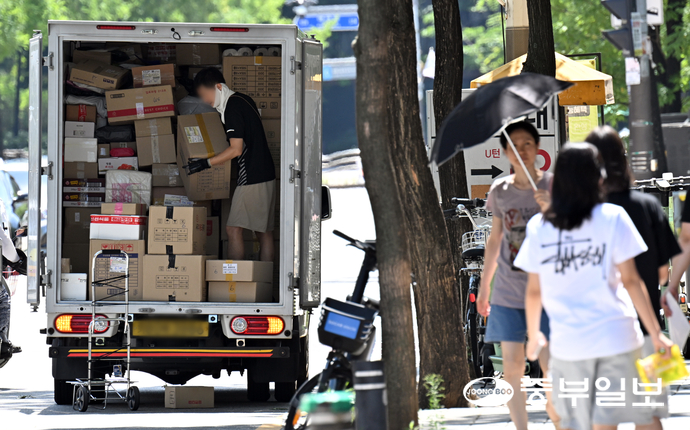 ‘택배 없는 날’을  이틀 앞둔 12일 오후 수원시 영통구의 한 도로변에서 택배노동자가 배송할 택배들을 정리하고 있다. 김경민기자