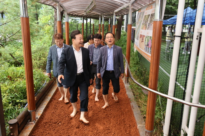 의왕시 오전로가족공원 황톳길 개장 사진=의왕시