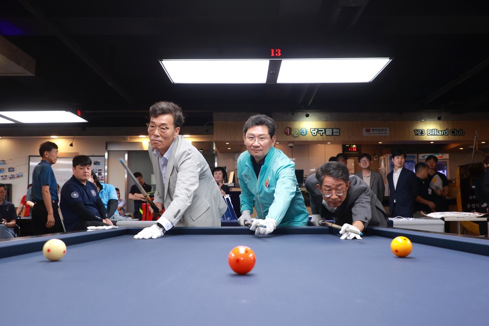 이상일 용인특례시장은 13일 '제14회 용인특례시장배 전국장애인당구대회'에 참석해 선수단과 관계자들을 격려했다. 사진=용인시