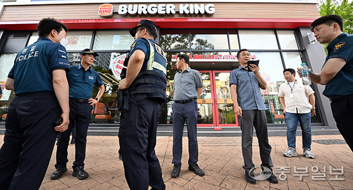 <b>수원 버거킹</b> 매장에 "<b>폭발물</b> 설치" <b>협박</b>글…대피 소동