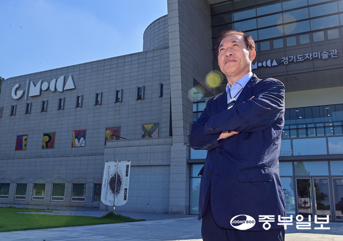 최문환 한국도자재단 대표이사가 경기도자미술관 앞에서 포즈를 취하고 있다. 임채운기자