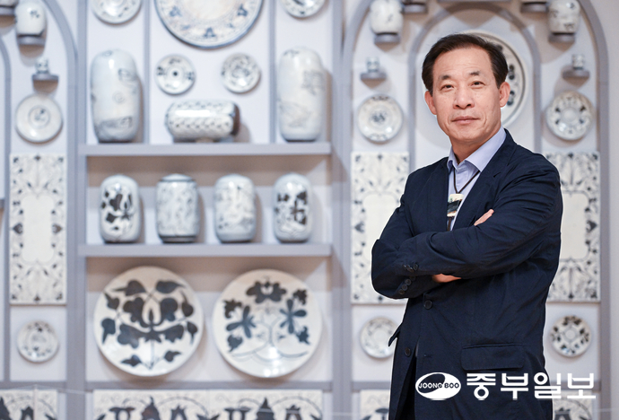 경기도자미술관 전시실에서 포즈를 취하고 있는 최문환 한국도자재단 대표이사. 임채운기자