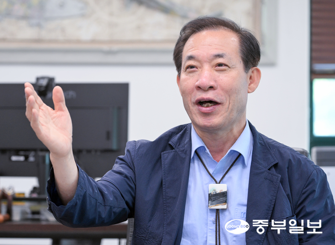 최문환 한국도자재단 대표이사가 중부일보와 인터뷰하고 있다. 임채운기자