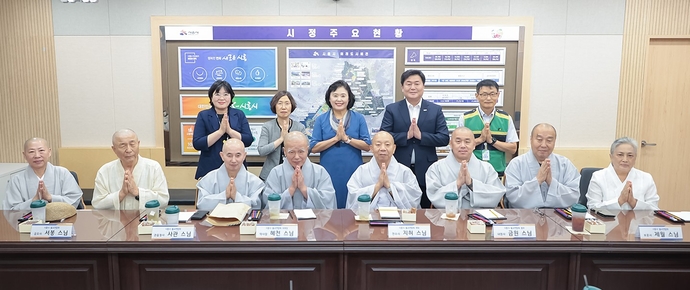 지난 18일 시흥시청 다슬방에서 열린 불교연합회 간담회에서 참석자들이 기념사진을 찍고 있다(뒷줄 오른쪽 두 번째 임병택 시장, 가운데 오인열 의장). 사진=시흥시청