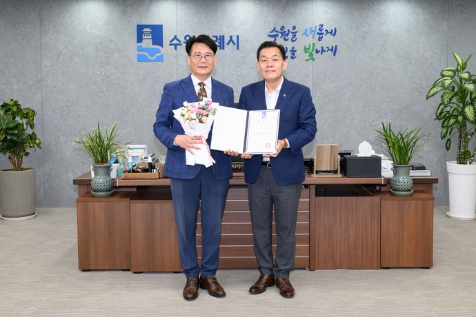 18일 수원시장 집무실에서 이재준 시장(사진 오른쪽)이 정길배 수원컨벤션센터 신임 이사장에게 임명장 수여 후 기념 촬영을 하고 있다. 사진=수원시청