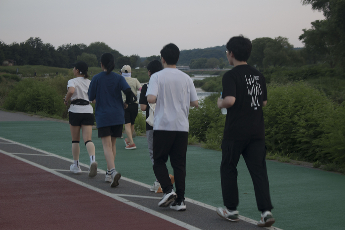 성남시에 위치한 사회적협동조합 일하는학교와 중부일보의 협업 프로그램 ‘모멘텀’에 참여하는 위기청년들이 성남시 탄천 일대에서 러닝을 하고 있다. 사진=일하는학교