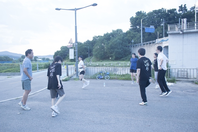 성남시에 위치한 사회적협동조합 일하는학교와 중부일보의 협업 프로그램 ‘모멘텀’에 참여하는 위기청년들이 성남시 탄천 일대에서 이정현 일하는학교 이사장(맨 왼쪽), 고정현 강사(가운데)와 함께 스트레칭을 하고 있다. 사진=일하는학교