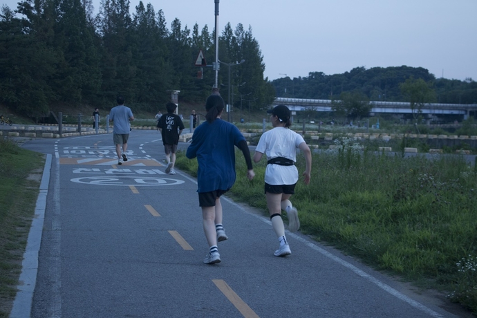 성남시에 위치한 사회적협동조합 일하는학교와 중부일보의 협업 프로그램 ‘모멘텀’에 참여하는 위기청년들이 성남시 탄천 일대에서 러닝을 하고 있다. 사진=일하는학교