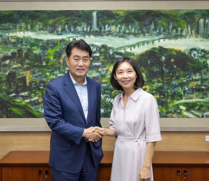 하은호 군포시장(왼쪽)과 최호정 서울시의회 의장이 지난 18일 서울시의회에서 남부기술교육원 부지 활용 방안을 논의한 뒤 기념촬영을 하고 있다. 사진=군포시청