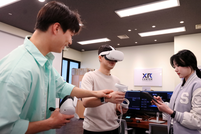 성결대학교 학생들이 미래형 학습 공간인 XR센터를 체험하고 있다. 사진=성결대학교