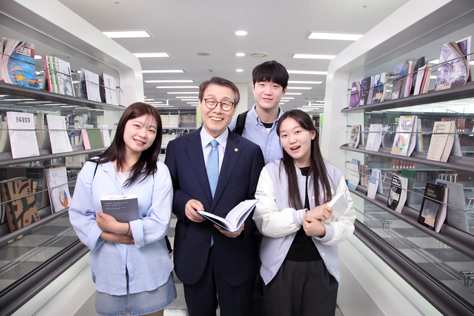정희석 성결대학교 총장과 학생들이 함께 촬영하고 있다. 사진=성결대학교