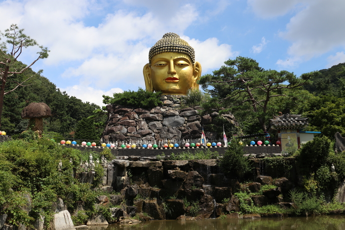 거대한 부처님 얼굴. 박찬희