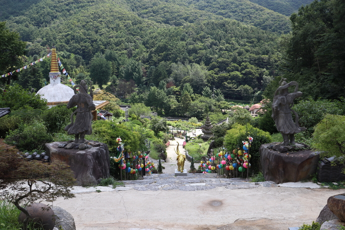 열반전 앞에서 본 와우정사. 박찬희