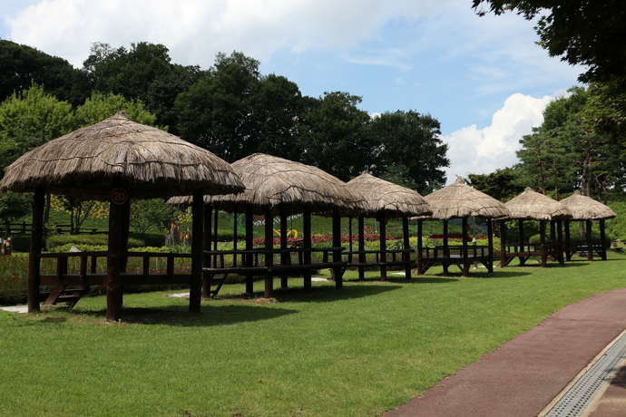 용인농촌테마파크 곳곳에 있는 원두막. 박찬희