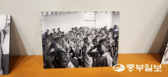 선감역사박물관 출입구에 들어서면 전시돼 있는 ‘선감학원 아이들’  사진. 신연경기자