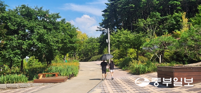시민들이 바다향기수목원 산책로를 걷고 있다. 신연경기자