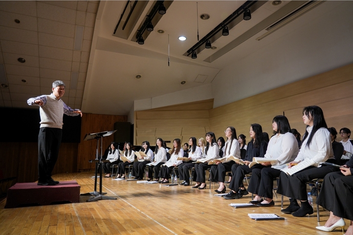 한세대학교 음악학과 학생들이 박신화 교수의 지휘로 합창 수업에 참여하고 있다. 사진=한세대학교