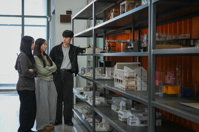 한세대학교 실내건축디자인학과 학생들이 설계 모형을 보며 토론하고 있다. 사진=한세대학교