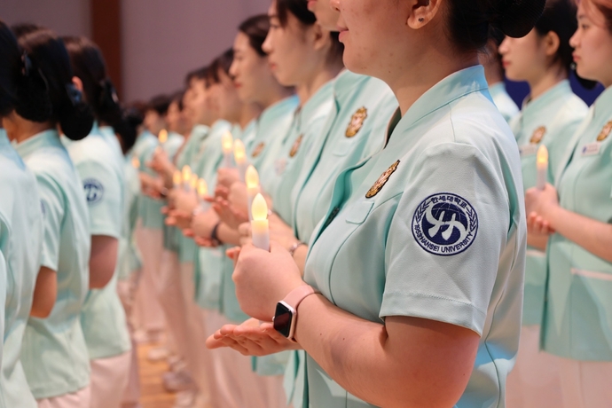 한세대학교 간호학과 학생들이 나이팅게일 선서식에서 촛불을 들고 다짐을 하고 있다. 사진=한세대학교