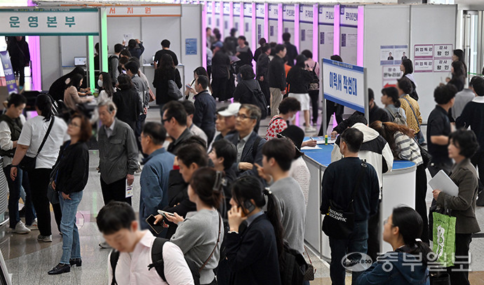 지난 4월 24일 오후 성남시청에서 열린 '2025 성남시 취업박람회'에서 구직자들이 채용게시대에 게시된 기업 정보를 살펴보고 있다. 김경민기자
