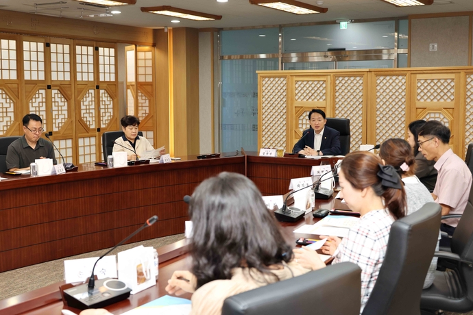 지난 22일 인천 동구청 갈매기홀에서 김찬진 구청장 주재로 ‘2025년 제2회 아동친화도시 조성위원회 정기회의’가 열리고 있다. 사진=동구청