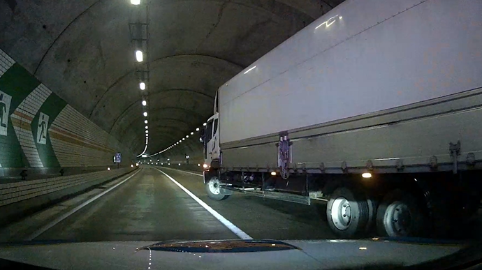 지난 7월 17일 오전 양평군 강상2터널에서 2차로를 달리던 화물차가 뒤따라오던 음주 운전 차량을 막기 위해 멈춰서 있다. 사진=양평경찰서