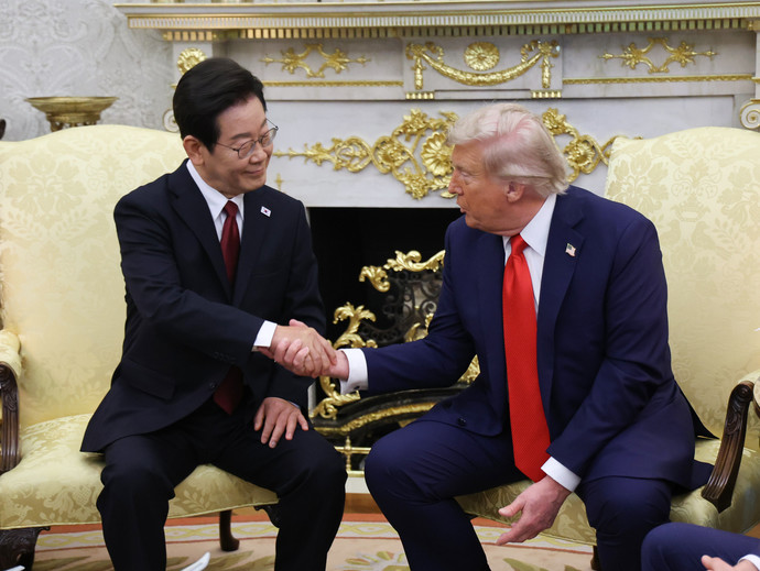 이재명 대통령이 25일(현지시간) 미국 워싱턴 DC 백악관 오벌오피스에서 열린 한미정상회담에서 도널드 트럼프 미국 대통령과 악수하고 있다. 사진=연합뉴스