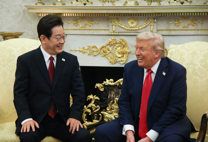 이재명 대통령이 25일(현지시간) 미국 워싱턴 DC 백악관 오벌오피스에서 도널드 트럼프 미국 대통령과 한미 정상회담을 하며 함께 웃고 있다.  연합뉴스