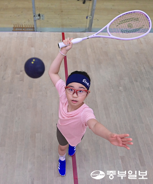 27일 수원 스포츠아일랜드 스쿼시장에서 훈련 중인 최은(경기도스쿼시연맹)이 공을 타격하고 있다. 임채운기자